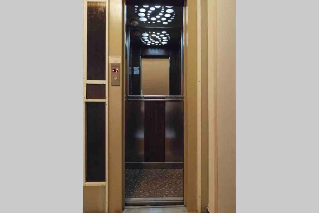 Beautiful - Location - Netflix+balcony Apartment Bukarest